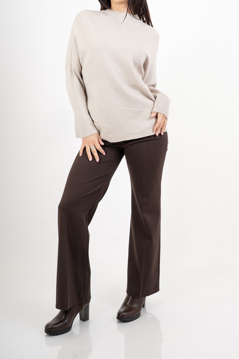 modella indossando Maglia over corta in filato caldo con maniche a costine e collo alto colore