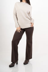 modella indossando Maglia over corta in filato caldo con maniche a costine e collo alto colore