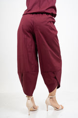 Pantalone ampio in cotone con tasconi e fondo con apertura laterale