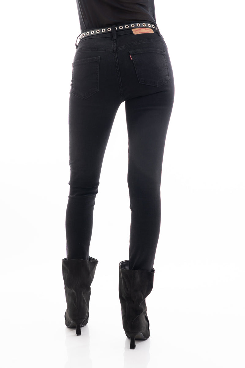 modella indossando Jeans skinny a vita media in denim elasticizzato nero colore