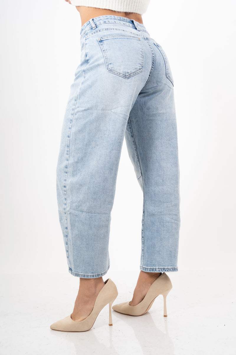 modella indossando Jeans modello barrel a gamba arrotondata in denim chiaro colore
