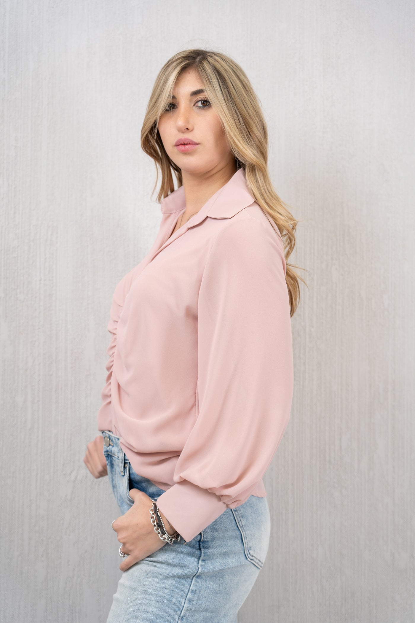 Camicia in Georgette Velata con Arriccio Centrale