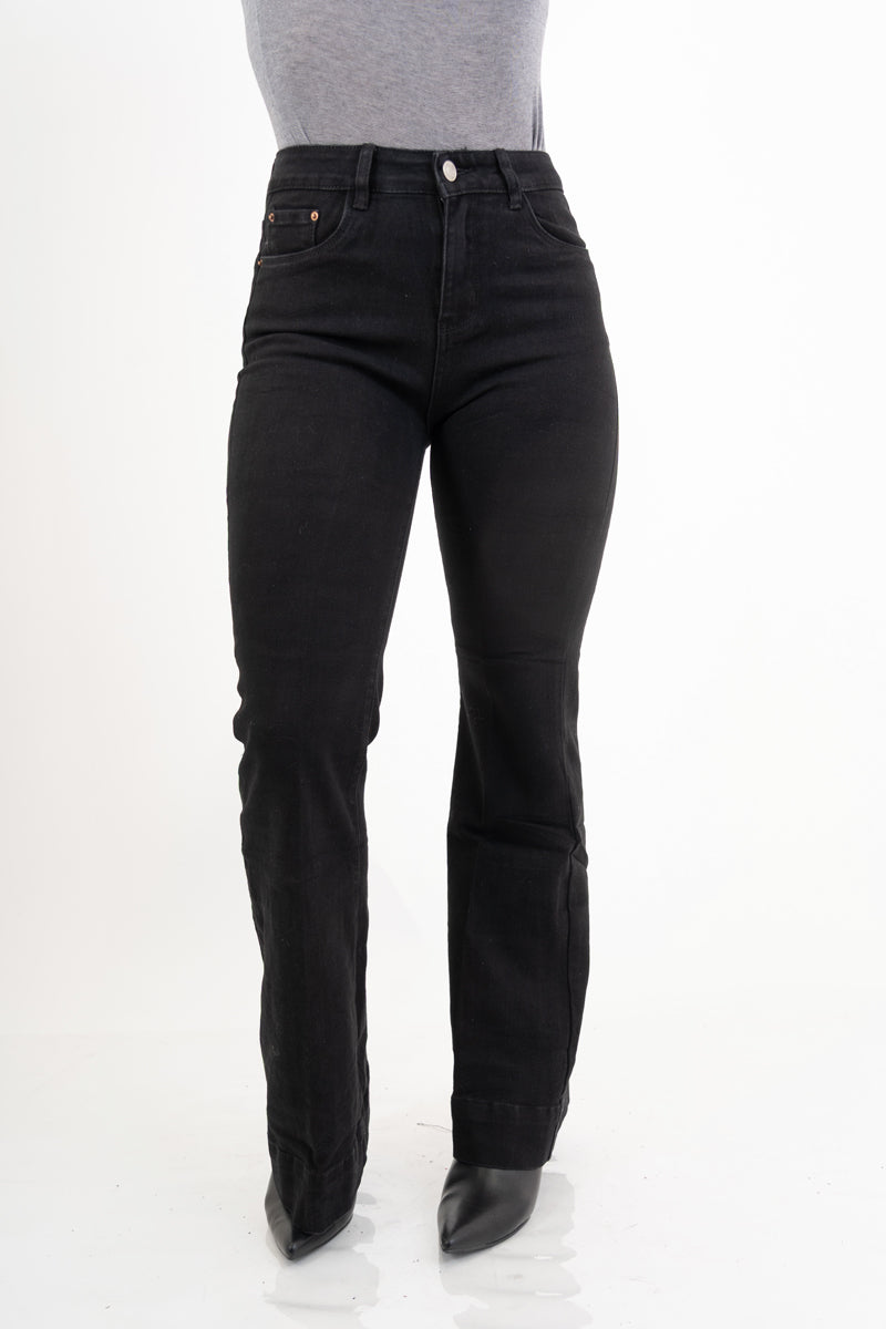 modella indossando Jeans flare in cotone stretch – Nero intenso colore