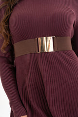 modella indossando Cintura Elastic Chic con fibbia dorata colore Marrone Oro Unica