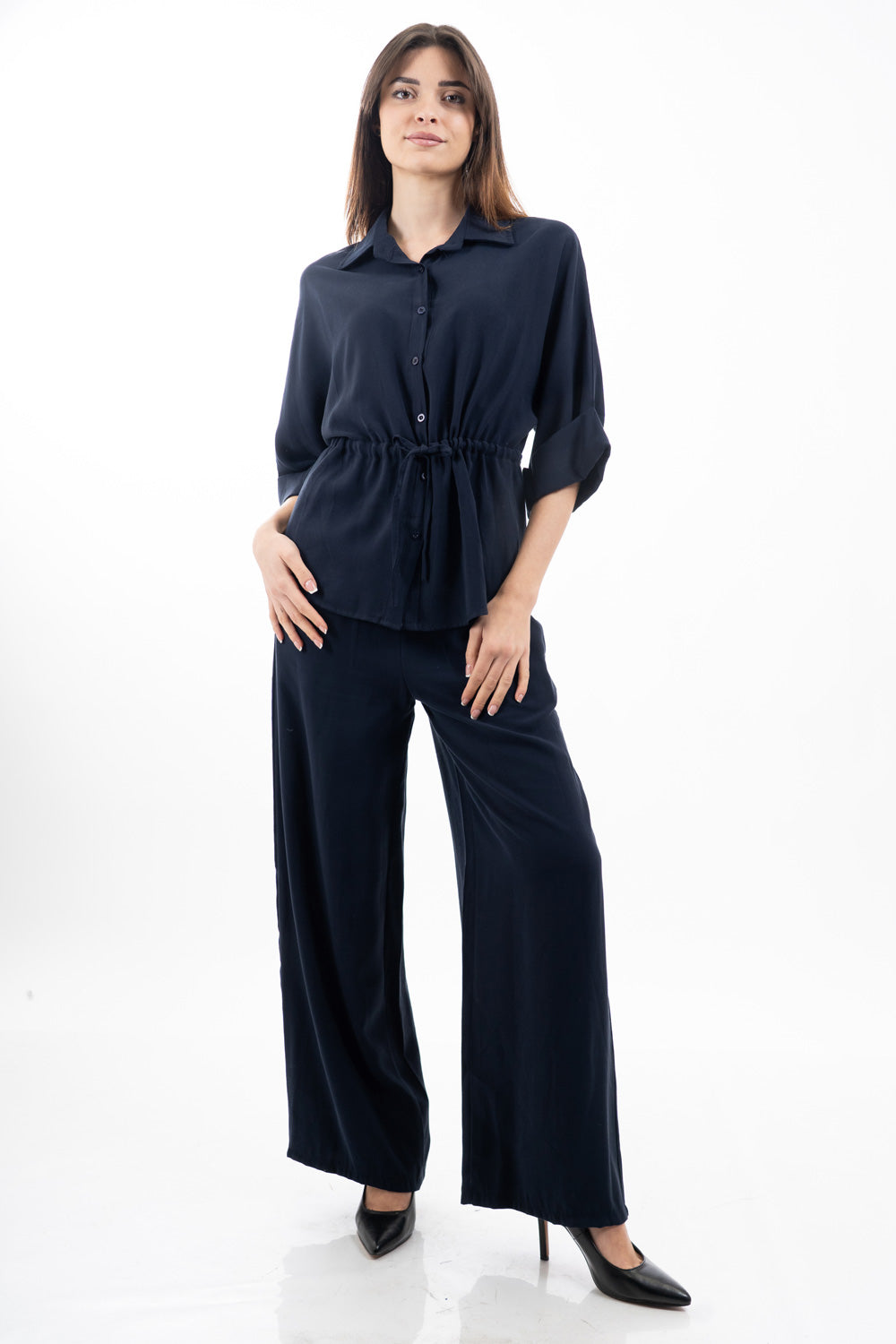 modella indossando Pantalone palazzo con elastico in vita in tela fluida misto viscosa colore