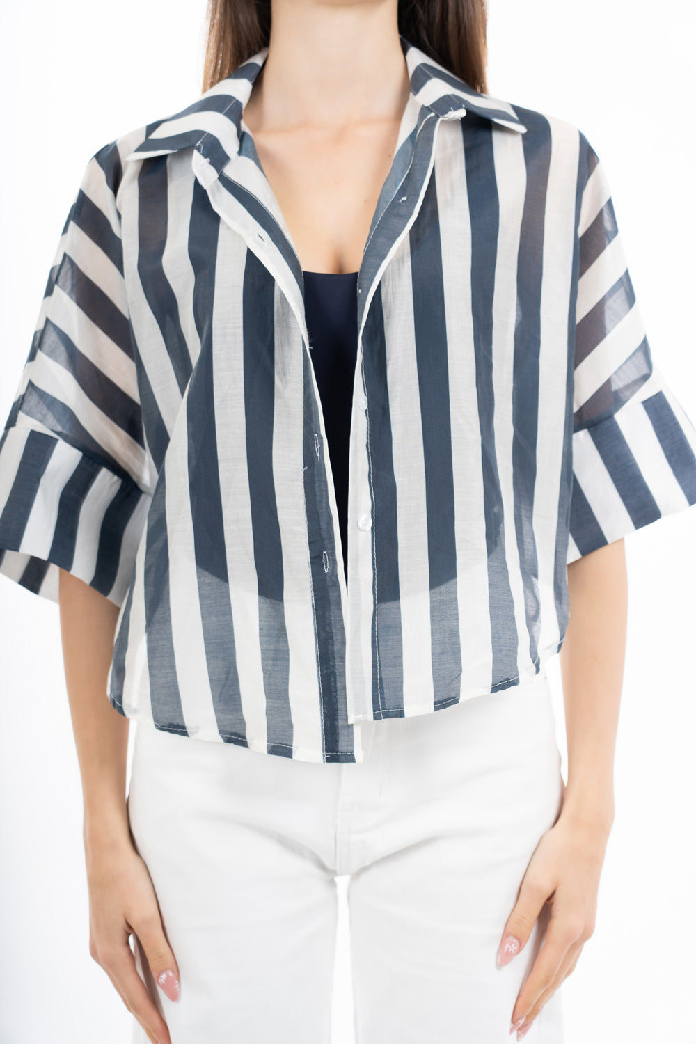 modella indossando Camicia corta a righe in tela velata misto tencel con manica ampia colore Blu Unica