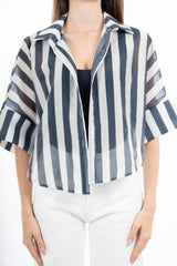 modella indossando Camicia corta a righe in tela velata misto tencel con manica ampia colore Blu Unica
