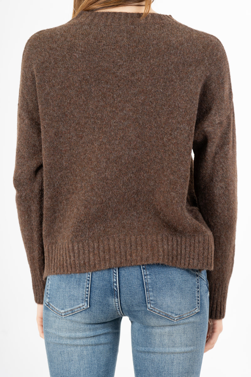 modella indossando Maglione girocollo con scritta “Ho sempre ragione” in misto lana Made in Italy colore