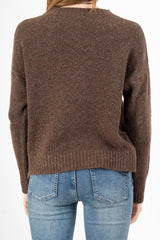 modella indossando Maglione girocollo con scritta “Ho sempre ragione” in misto lana Made in Italy colore