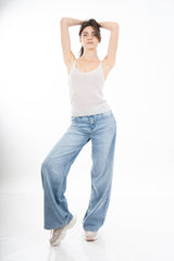 modella indossando Jeans blu medio wide leg a vita alta in denim leggero estivo colore