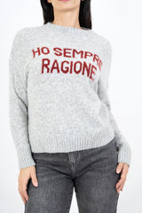 modella indossando Maglione girocollo con scritta “Ho sempre ragione” in misto lana Made in Italy colore Grigio Unica