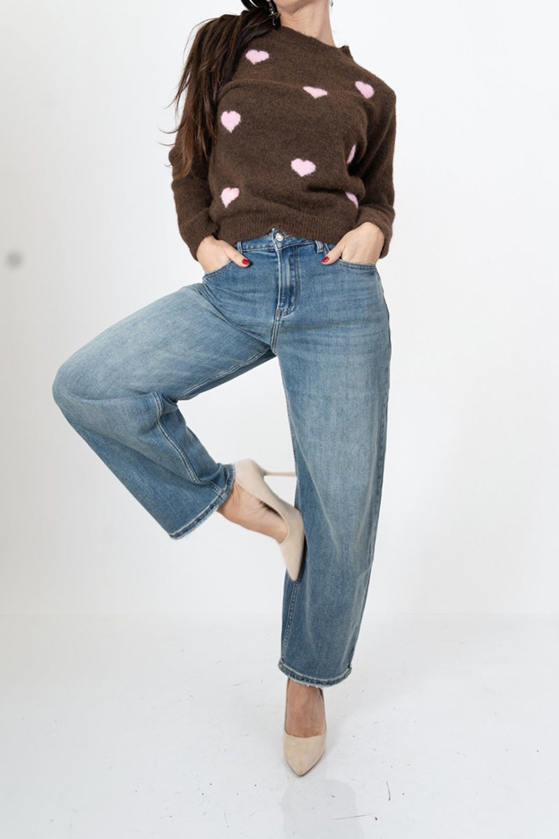 modella indossando Jeans mom fit a vita alta con fondo sfrangiato colore