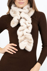 modella indossando Sciarpa in eco pelliccia drappeggiata con asola colore Avorio Unica