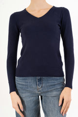 modella indossando Maglia Dream Basic Scollo a V in Viscosa colore Blu Unica