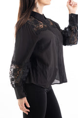 modella indossando Camicia donna in viscosa e tencel con inserti macramé e maniche a palloncino colore