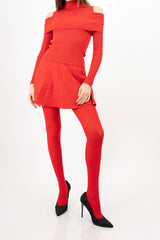 modella indossando Maglia finto twinset a costina con collo alto e spalle scoperte colore