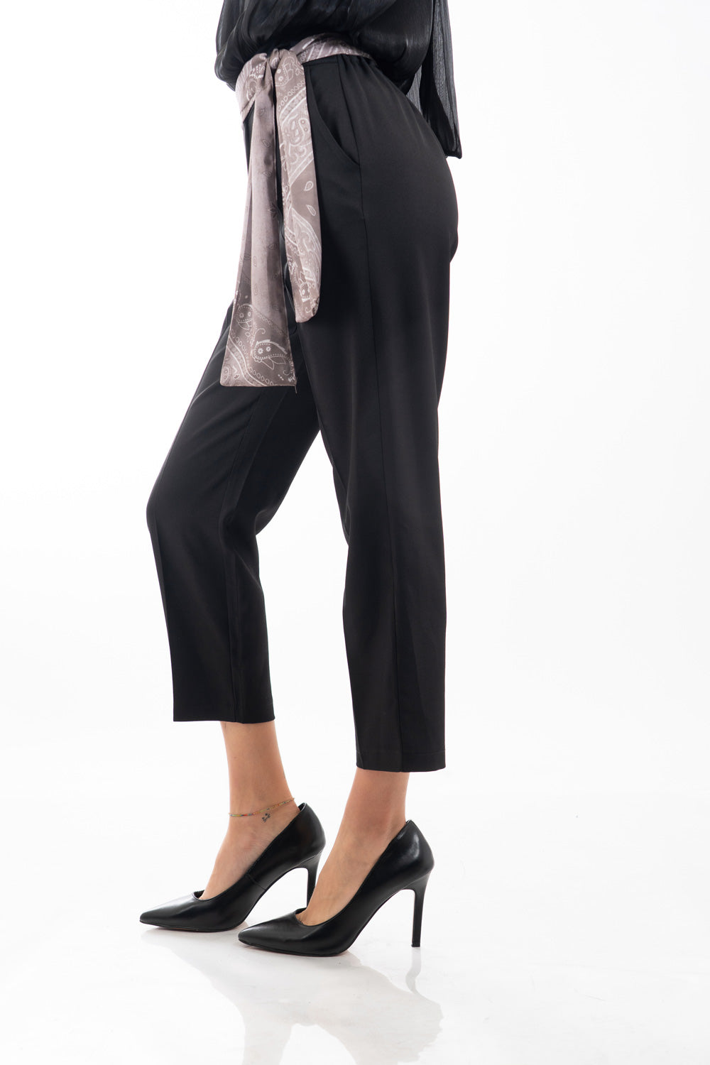 modella indossando Pantalone cropped in tela fluida nera con cintura foulard colore