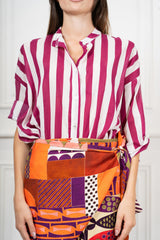 modella indossando Camicia in Cotone Leggero a Righe Bicolore Made in Italy colore
