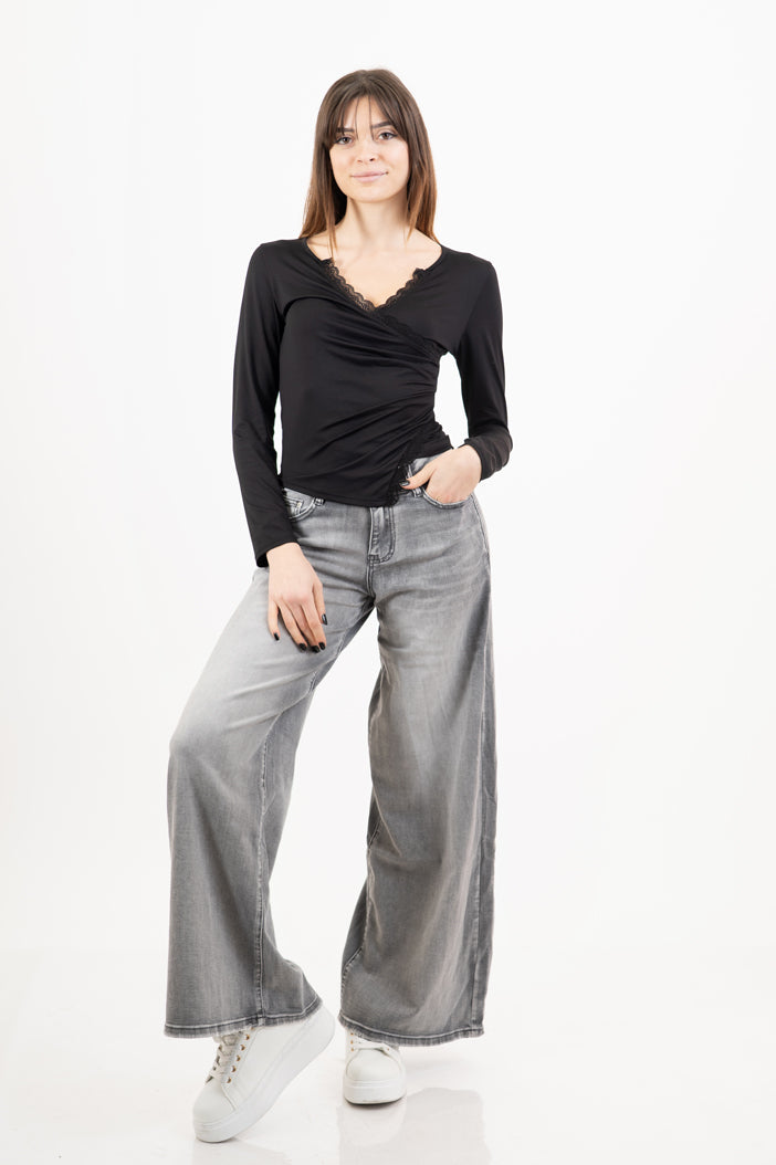 modella indossando Maglia incrociata in maglina con pizzo colore