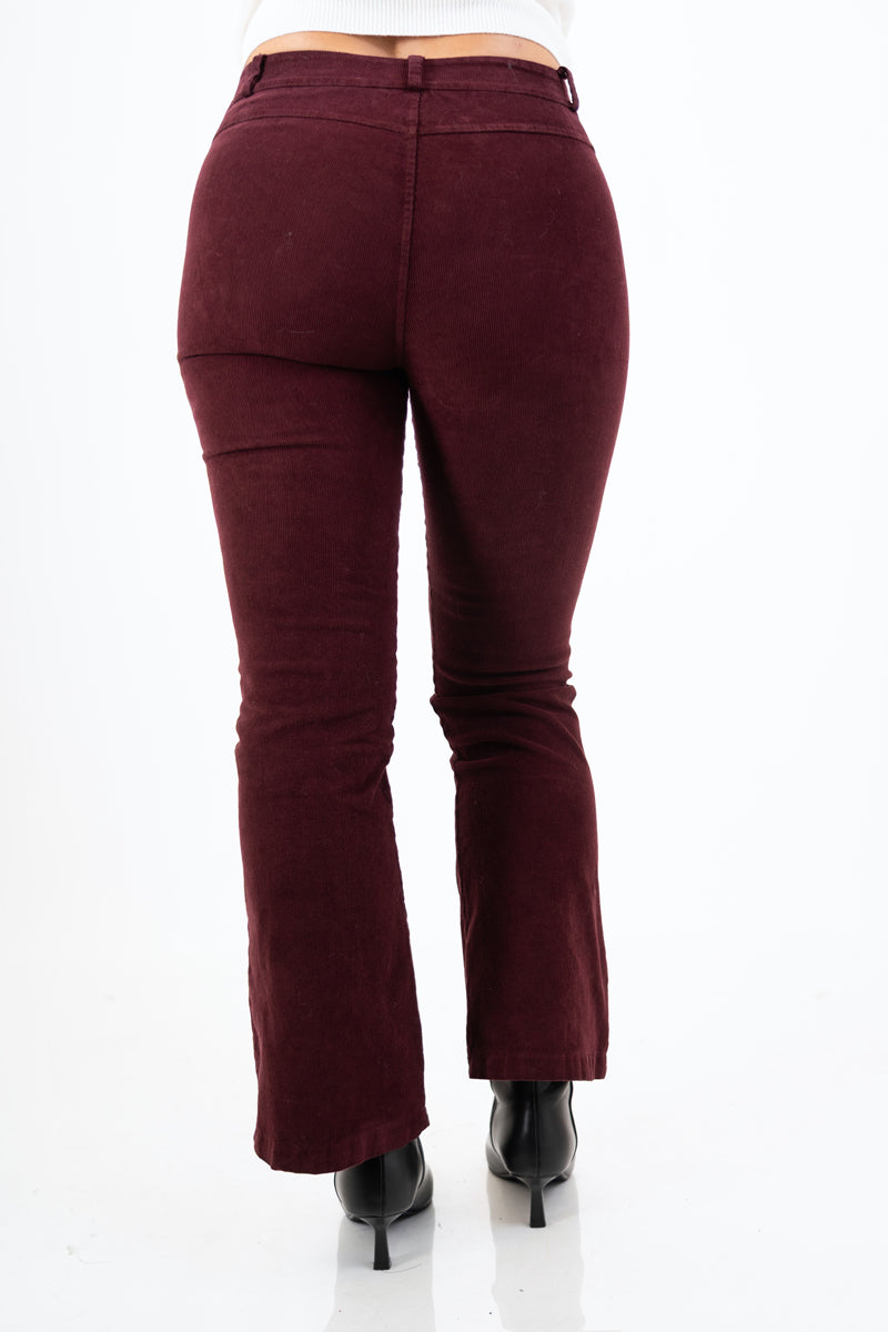 modella indossando Pantalone a Coste a Zampa in Cotone – Bordeaux colore