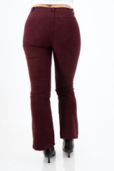 modella indossando Pantalone a Coste a Zampa in Cotone – Bordeaux colore