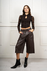 modella indossando Bermuda Camden in ecopelle colore Marrone Unica