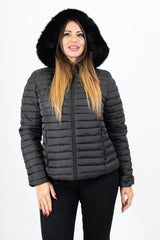 modella indossando Piumino nero double-face corto avvitato con cappuccio e pelliccia rimovibile colore