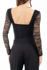 modella indossando Body bustier in pizzo con coppe preformate e maniche trasparenti colore