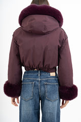 modella indossando Piumino corto con pelliccia removibile e tasconi colore