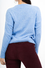 modella indossando Maglione girocollo “No vabbè” in misto lana ricamato colore