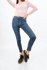 modella indossando Maglia SoftCash in misto viscosa e cashmere colore