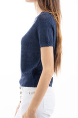 modella indossando Maglia traforata a cuori in filato leggero mezza manica colore