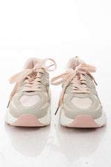 modella indossando Sneakers chunky multistrato con suola alta e inserti tecnici colore