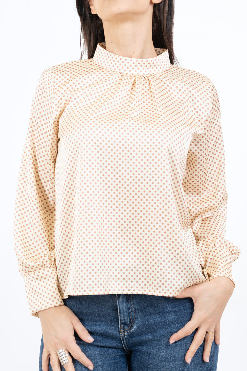 modella indossando Blusa in raso a pois con collo coreano e maniche arricciate colore Giallo Unica