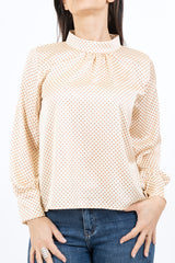 modella indossando Blusa in raso a pois con collo coreano e maniche arricciate colore Giallo Unica