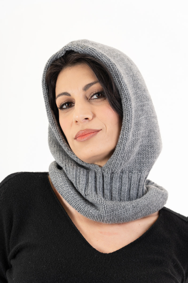 modella indossando Balaclava in maglia morbida Made in Italy colore Grigio Unica