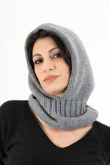 modella indossando Balaclava in maglia morbida Made in Italy colore Grigio Unica
