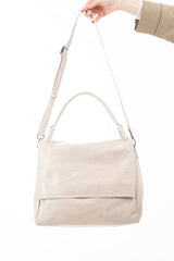 Borsa morbida a spalla con patta e tracolla regolabile