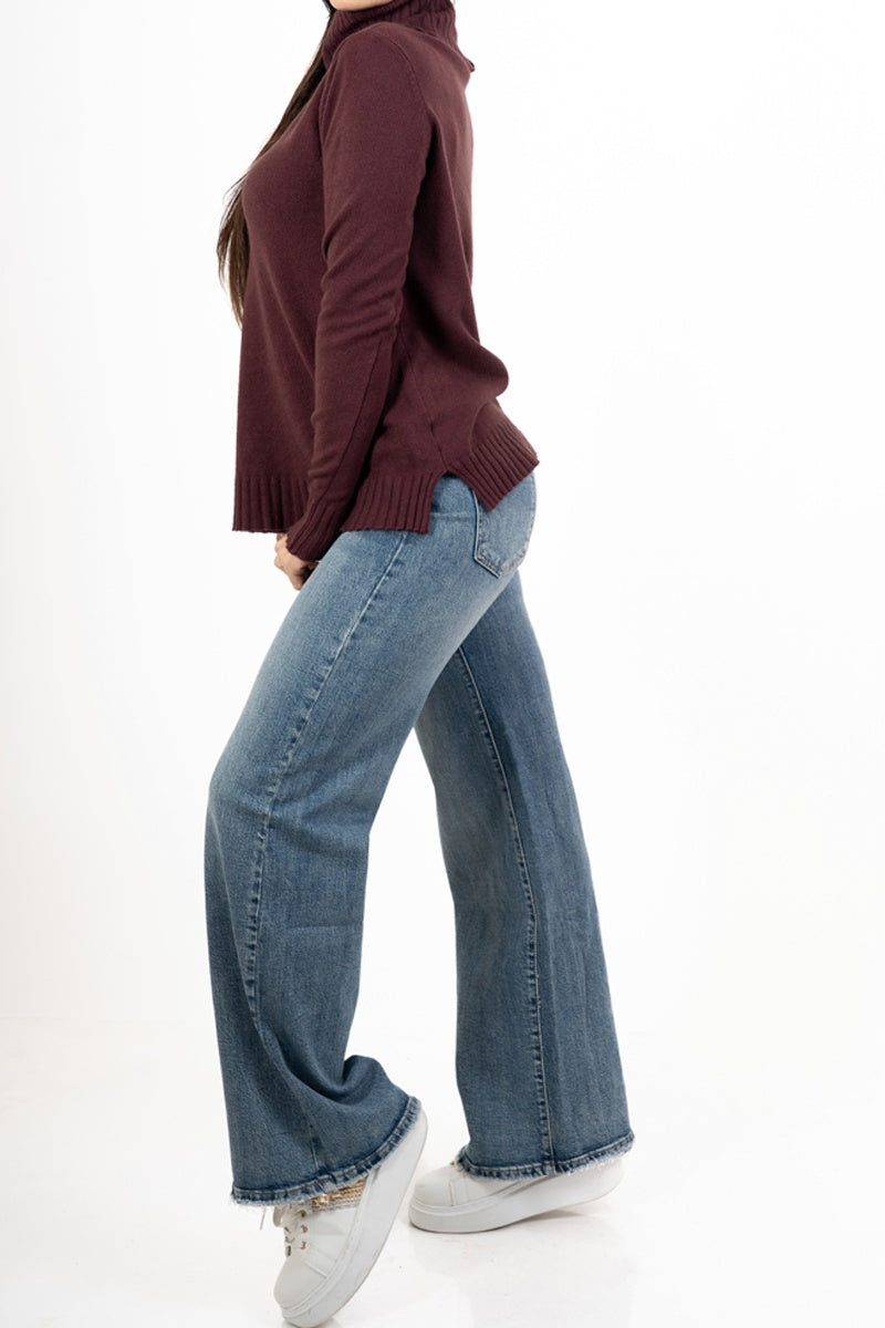 modella indossando Maglione over con collo alto in filato morbido e caldo colore