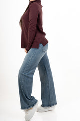 modella indossando Maglione over con collo alto in filato morbido e caldo colore