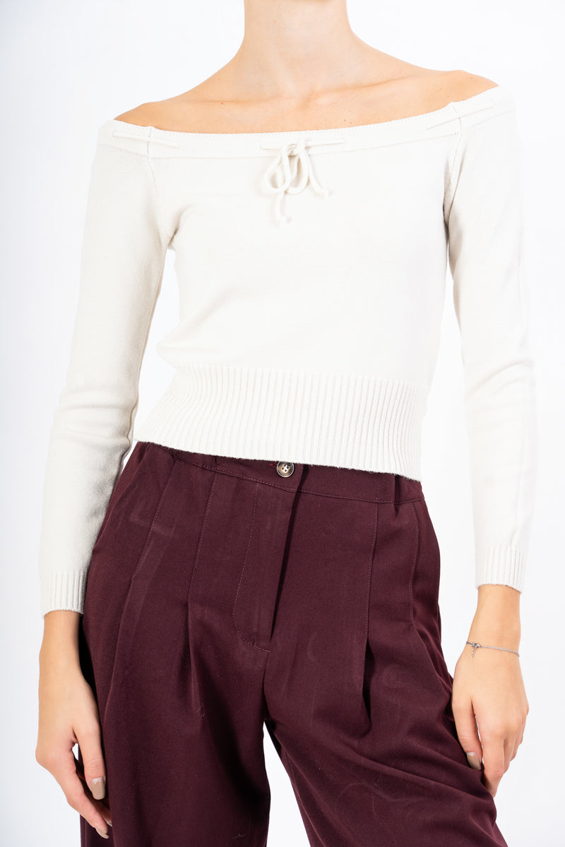 Maglia crop off-shoulder con laccio