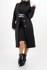 modella indossando Abito midi in maglia a collo alto in viscosa elasticizzata colore Nero Unica