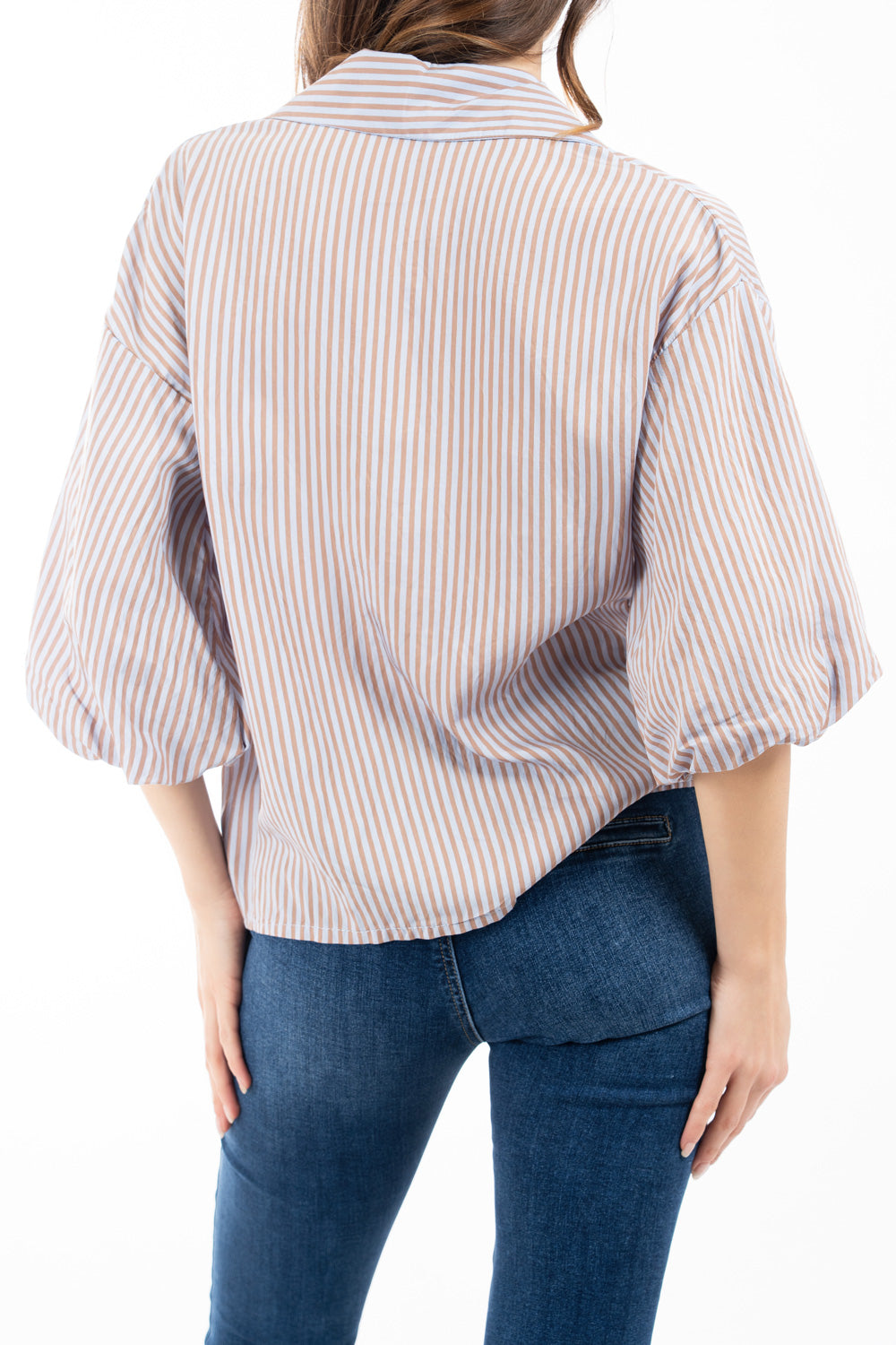 modella indossando Blusa rigata in viscosa con collo camicia e maniche palloncino doppiate colore