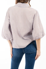 modella indossando Blusa rigata in viscosa con collo camicia e maniche palloncino doppiate colore