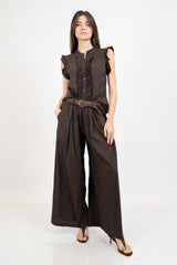 Pantalone wide leg in cotone elasticizzato con cintura intrecciata.
