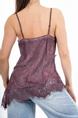 modella indossando Top in viscosa effetto raso con pizzo e fondo asimmetrico colore