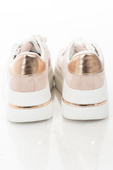 modella indossando Sneakers platform con charm gioiello removibile e suola alta Rosa colore
