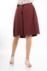 modella indossando Bermuda ampio con pinces in tela morbida elasticizzata e cintura colore