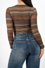 modella indossando Maglia a righe in misto cashmere Made in Italy colore