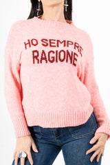 modella indossando Maglione girocollo con scritta “Ho sempre ragione” in misto lana Made in Italy colore Rosa Unica